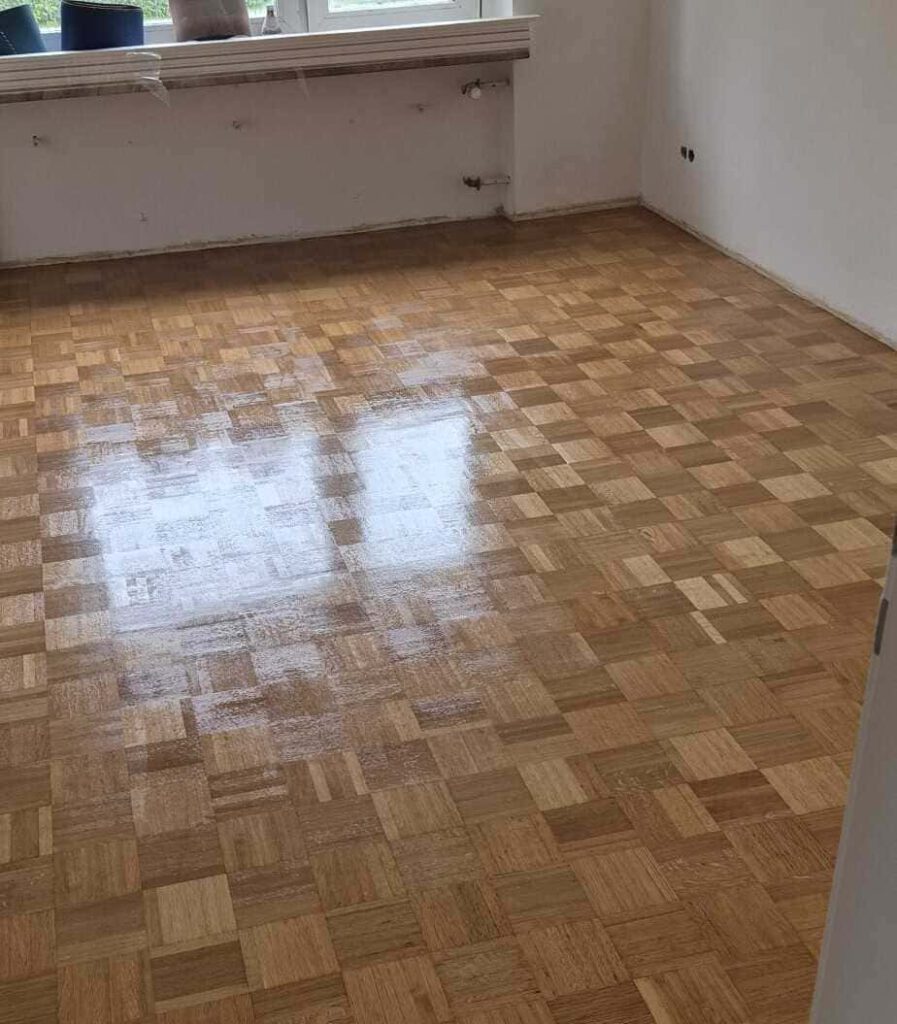 Bild von einem lackierten Parkettboden.